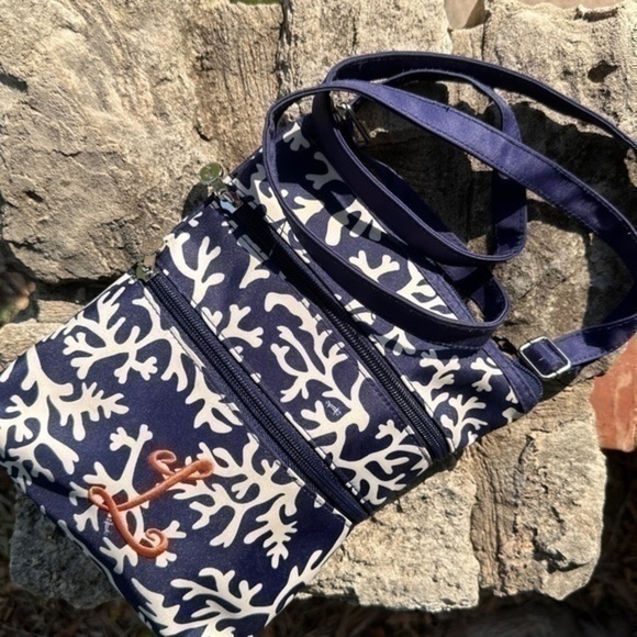 Blue and white monogrammed bag. Initial “L”. - Picture 5 of 15